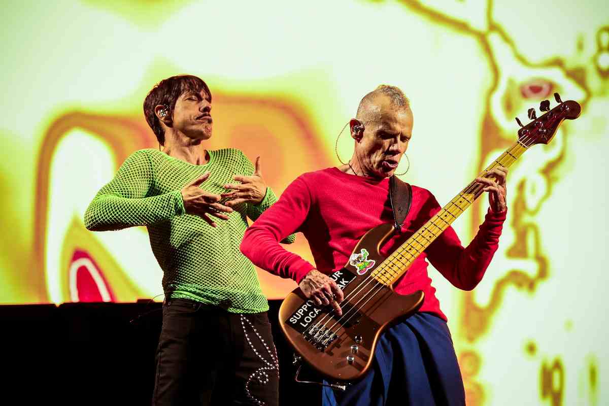 kiedis canta e flea è alla chitarra