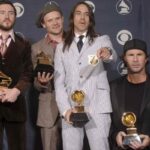 i red hot chili peppers in posa con un premio