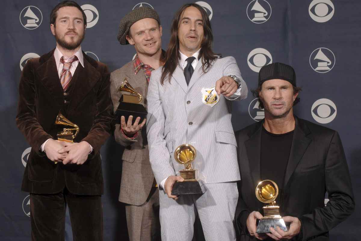 i red hot chili peppers in posa con un premio