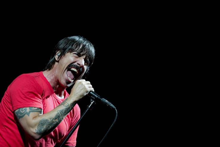 kiedis al microfono canta