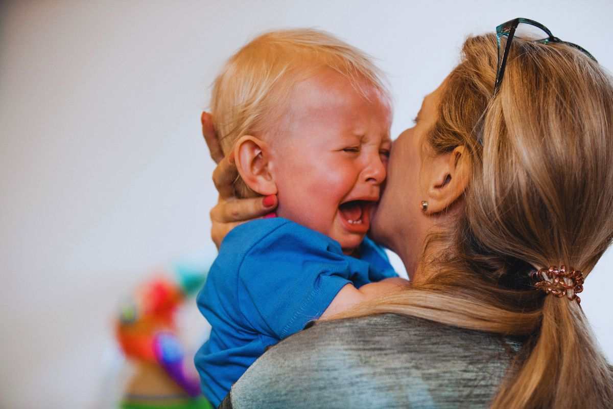 neonato piange tra le braccia della madre