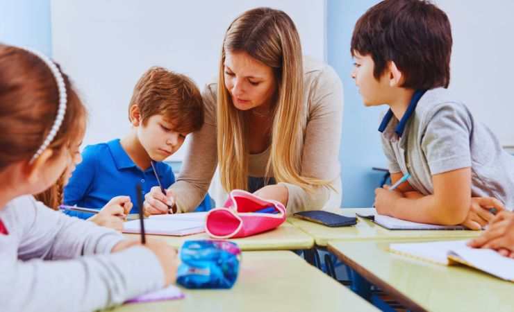 bambini fanno i compiti con la mamma