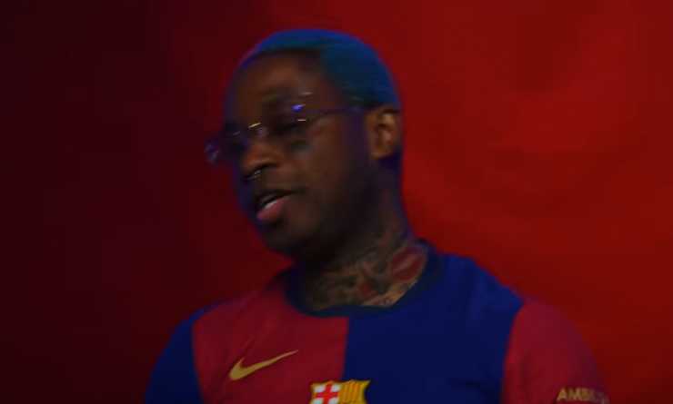 bello figo con la maglia del barcellona