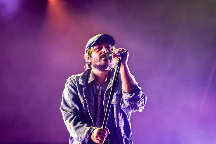 calcutta canta al microfono