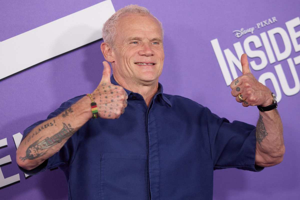 flea fa ok con le dita