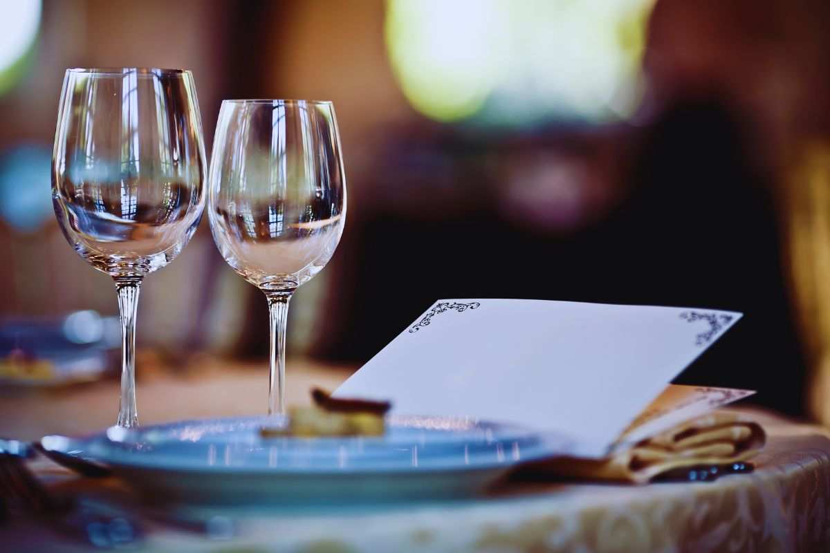 due calici e un piatto a tavola
